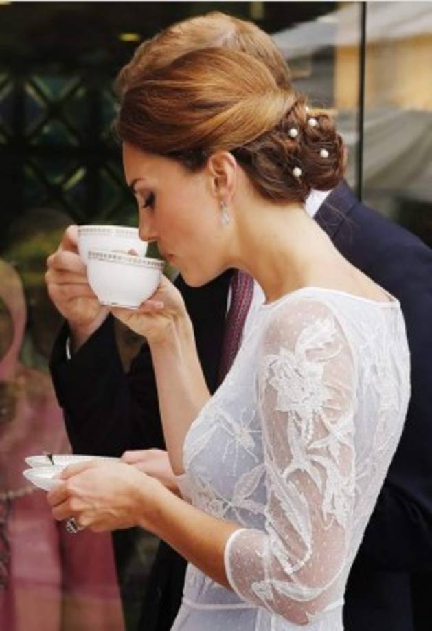 3. Tomará el té<br/><br/>Después del evento deportivo la familia real suele reunirse para beber algo de té y comer sándwiches de jalea mientras los niños agregar decoración al árbol navideño en el White Drawing Room, según comenta el exchef real Darren McGrady.<br/>