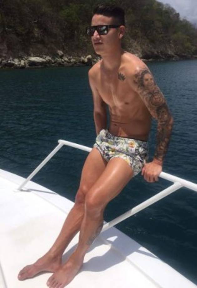 Por otro lado, la revista People en Español señaló que el volante James Rodríguez se ha visto con la top model en algunos eventos públicos.