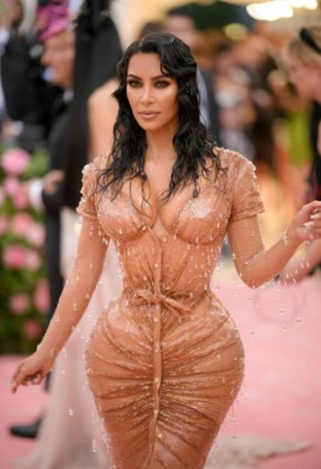 Kim Kardashian mostró nuevamente sus atributos con un mini vestido nude que enmarcaba su famosa figura.