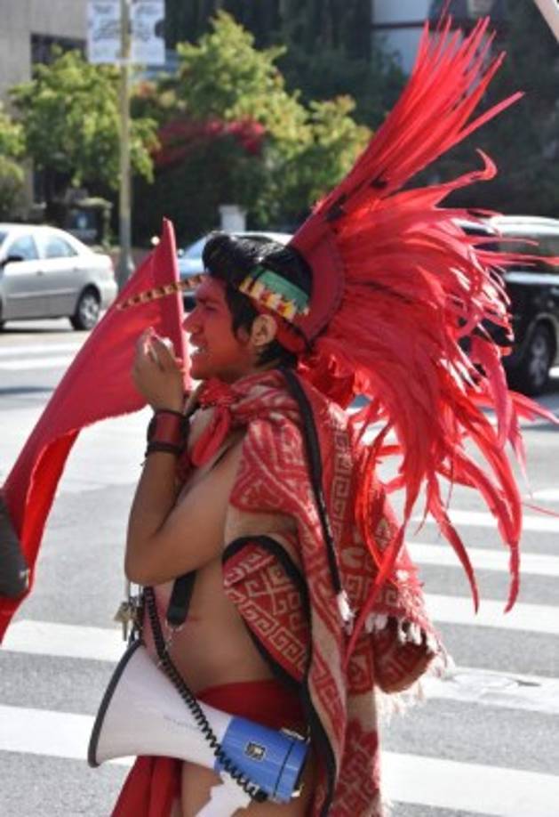 El activista Chris Luna y miembro del grupo de danza 'Guachichil' se unen a un grupo de activistas a favor de refugios para centroamericanos inmigrantes indocumentados en Estados Unidos del grupo Alianza de Derechos Humanos por los Niños y Familias Refugiados protestan hoy, lunes 23 de mayo de 2016, contra la presencia de la precandidata presidencial del partido Demócrata Hillary Clinton en Los Ángeles (Estados Unidos). Foto EFE/Iván Mejía