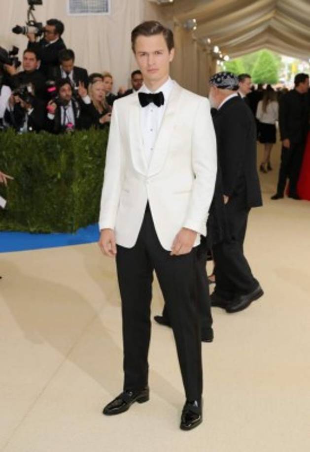El actor Ansel Elgort se atrevió con el blanco.