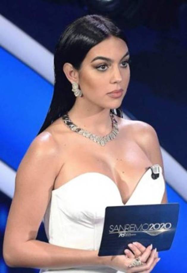 La modelo Georgina Rodríguez, pareja del futbolista Cristiano Ronaldo, debutó la noche del jueves como presentadora en el Festival de la canción de San Remo en Italia.