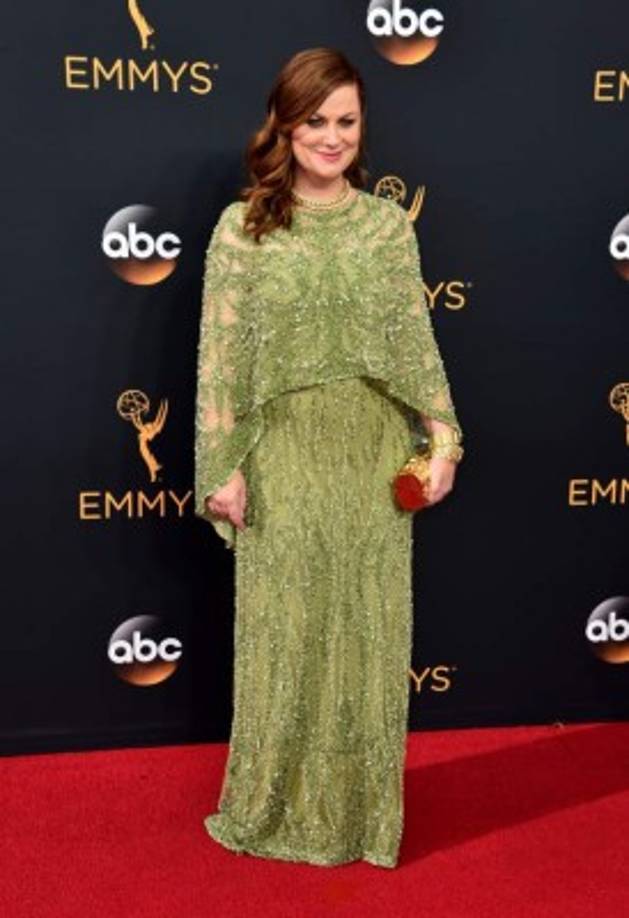 Amy Poehler se pasó del verde en la alfombra roja de los premios Emmy 2016.