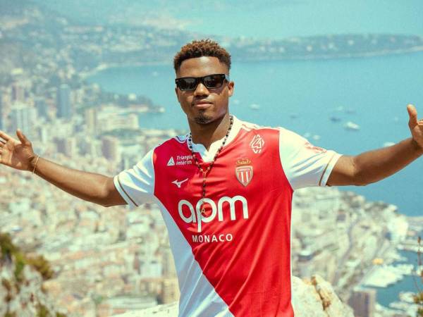 Ansu Fati viste la camisa del AS Mónaco.