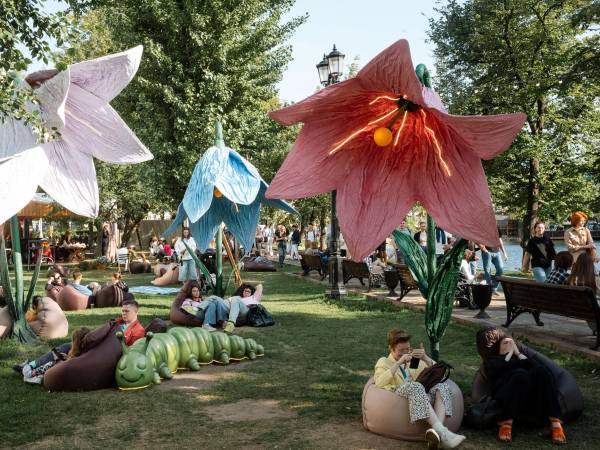Verano en Moscú ha convertido a la capital en un carnaval. Relajándose en una muestra teatral.