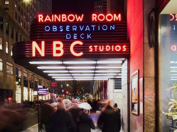 Los dueños de 30 Rockefeller Plaza en NY planean cambiar luces neón en dos marquesinas por luces LED.
