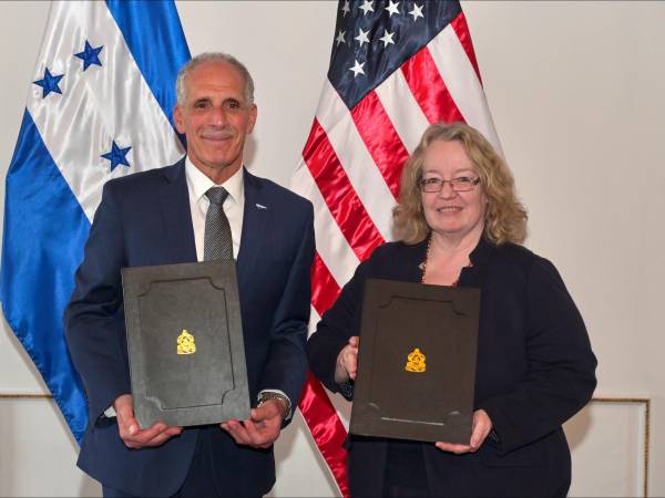 El presidente Asfura y la encargada de negocios de la Embajada de Estados Unidos, Colleen Hoey.