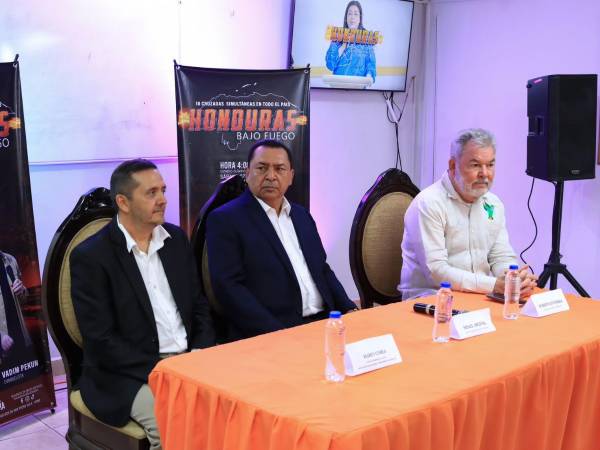 El pastor Misael Argeñal junto al alcalde Roberto Contreras en la conferencia donde brindaban detalles para la actividad que se realizará en el Olímpico Metropolitano.