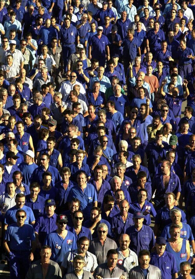 Fotografía de archivo de unos 3.500 trabajadores de la factoría Ford que participan en una marcha.