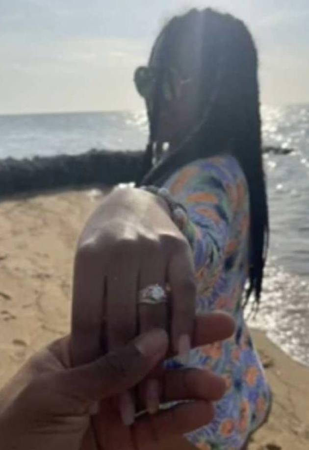 En primer instancia, Elizabeth Frazer compartió cuando Benguché le pidió matrimonio y presumió el anillo de compromiso.