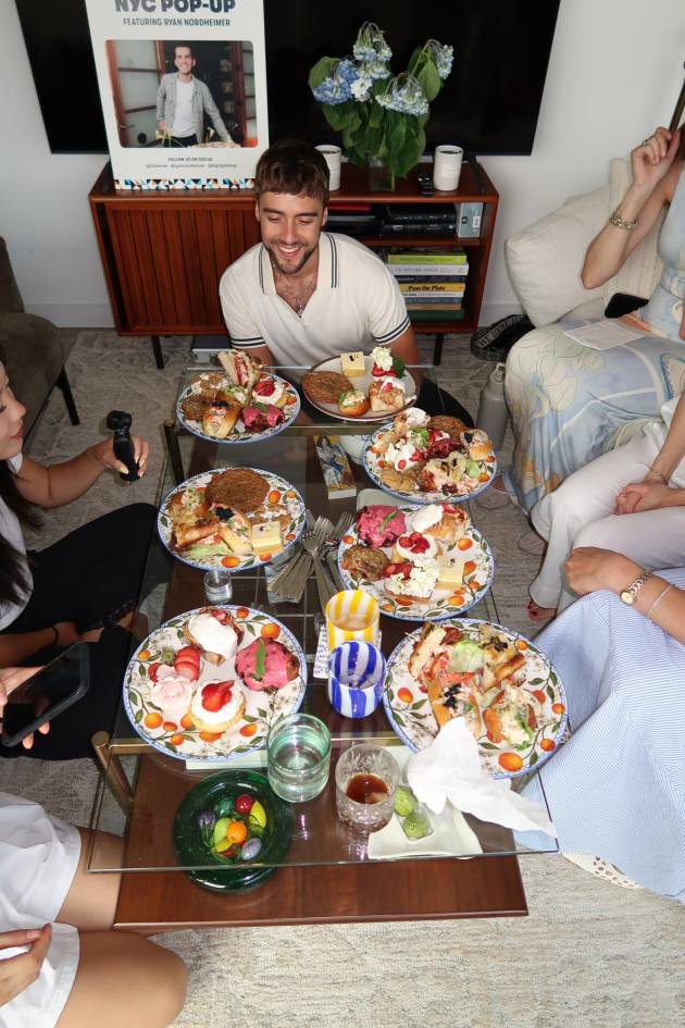 Cafés improvisados en departamentos, la tendencia que conquista las redes sociales