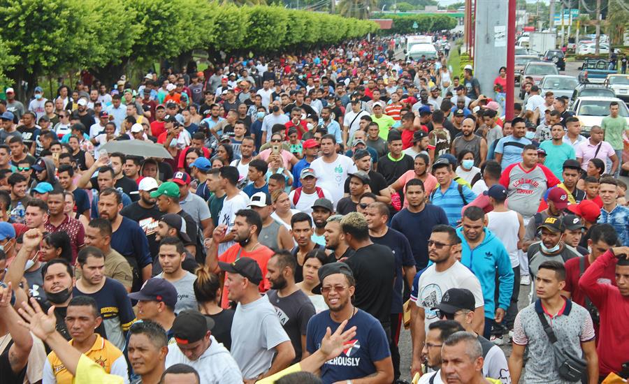 Cientos de migrantes caminaron ayer en la ciudad de Tapachula en el estado de Chiapas (México). EFE/Juan Manuel Blanco