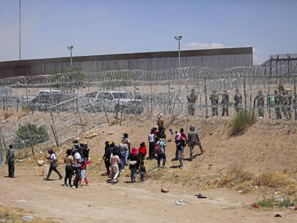 Los agentes de la Guardia Nacional de Texas custodian la frontera sur del estado para evitar el paso de migrantes.