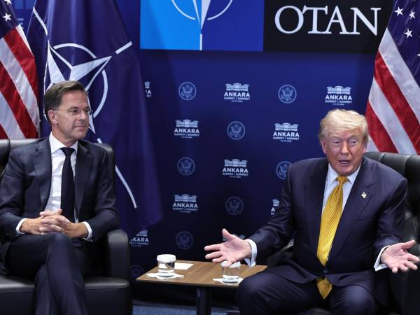 El secretario general de la OTAN, Mark Rutte, junto al presidente deEE.UU, Donald Trump. EFE/EPA/FILIP SINGER / POOL