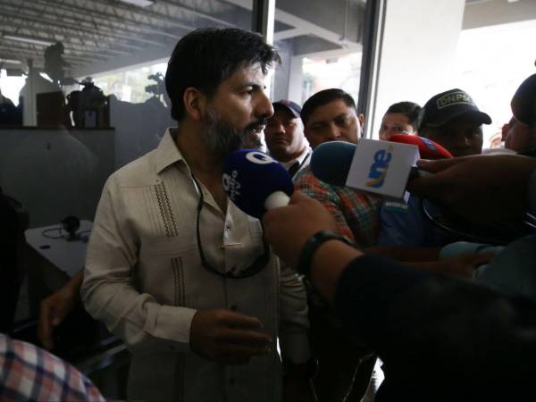 Johel Zelaya atiende a medios durante un evento oficial. Fotografía de archivo.