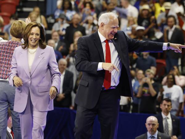 Kamala Harris junto a su compañero de fórmula Tim Walz en un evento de campaña en Las Vegas.