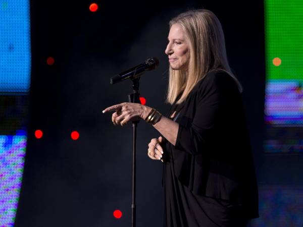 Imagen de archivo de la cantante y actriz estadounidense Barbra Streisand. EFE/JIM HOLLANDER/ POOL