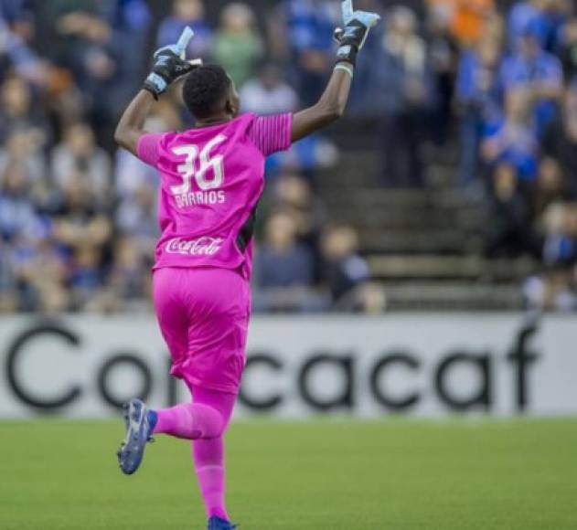 El joven portero Alex Guity tuvo que ingresar al juego para reemplazar al lesionado Edrick Menjívar. Así celebró uno de los goles del albo. Foto Concacaf.