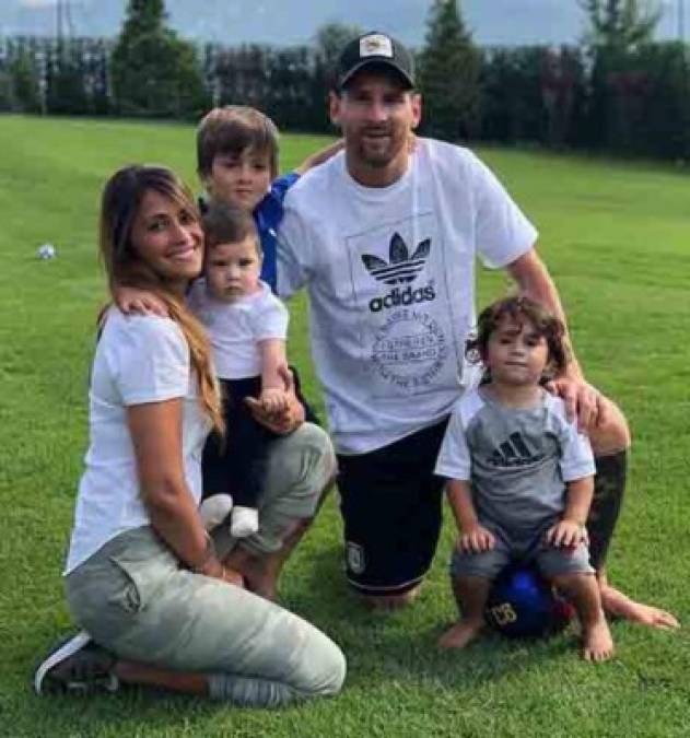 Messi hizo pública una foto con su esposa y sus tres hijos en la que aparece vestido con el pantalón corto negro de la selección. Medios de Argentina señalan que con esta imagen e delantero da el mensaje de que planea volver a jugar con La Albiceleste.