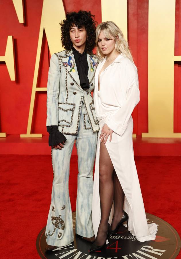 La artista Towa Bird fue la compañía de la actriz y cantante Renee Rapp (vestido).