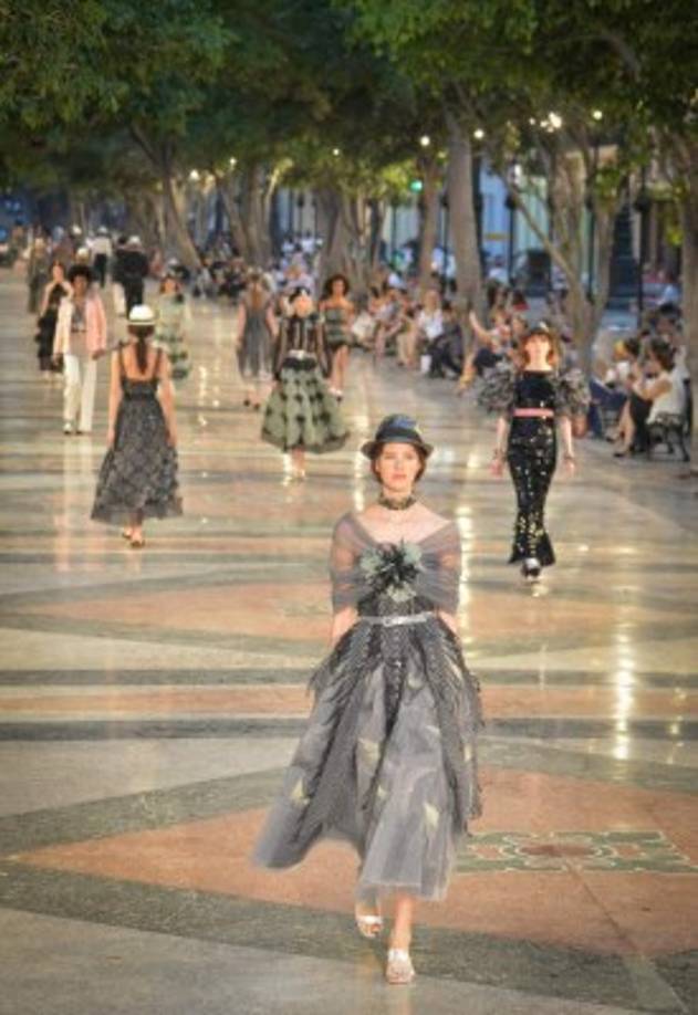 El desfile al aire libre llevó a que decenas de cubanos se asomaran a los balcones y viviendas de sus casas para presenciar este acontecimiento histórico, tanto para el país como para el mundo de la moda.