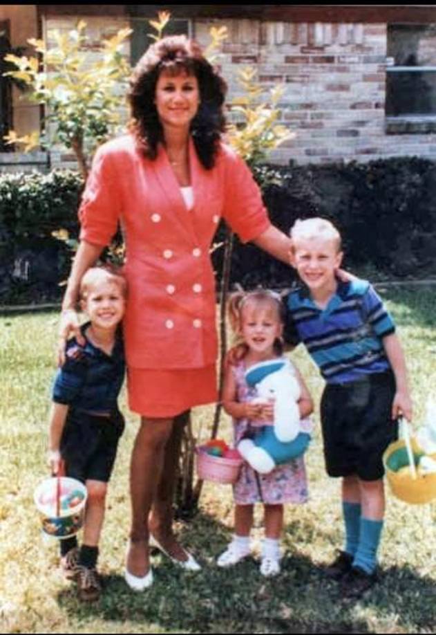 Dos de los tres hijos de la pareja testificaron en el segundo juicio, la hija mayor que en el momento del asesinato de Farah tenía 4 años, dijo que al visitar a su padre en la cárcel, no mostró ningún tipo de arrepentimiento por haber matado a su madre.