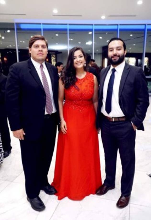 Gualberto y Krystel Espinal con Juan Carlos Santos.