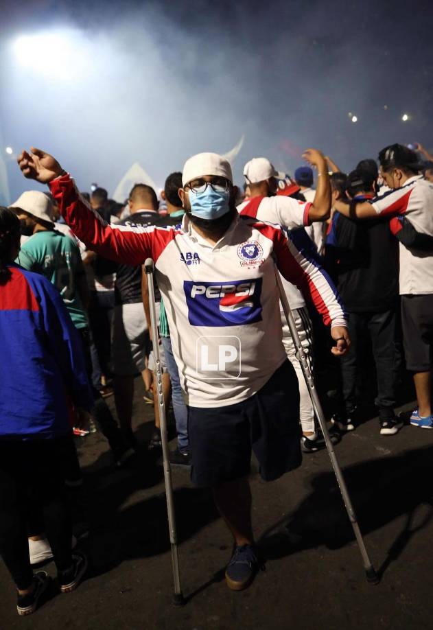 Gran show montó la barra del Olimpia en su llegada al estadio Nacional Chelato Uclés.