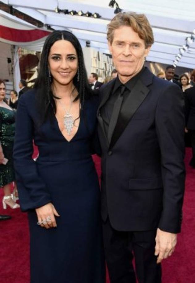 El actor Willem Dafoe llegó de la mano de su esposa, la también actriz, Giada Colagrande.
