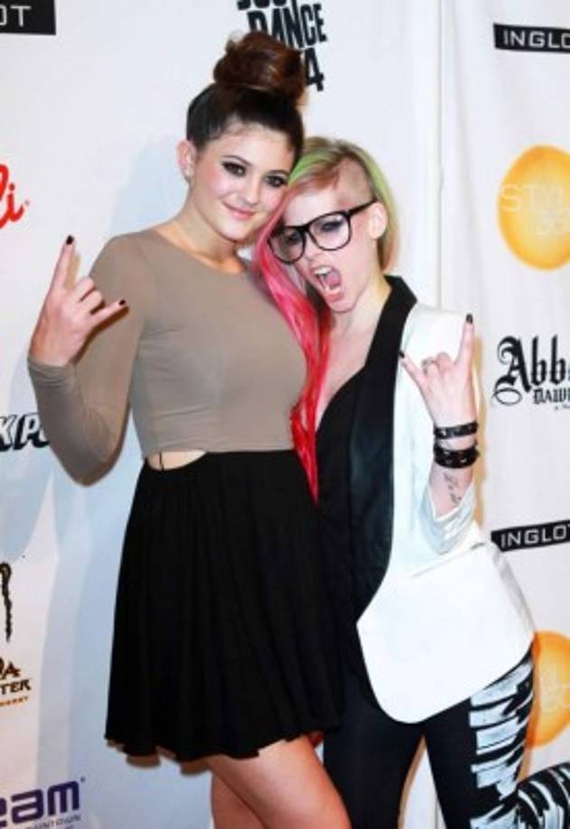 Al menos su cambió físico no ha sido tan drástico, cualquier fanático podría reconocerla después de analizarla por un momento...<br/>