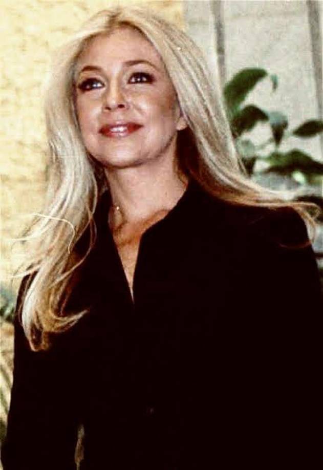 Finalmente, al ser cuestionada sobre una posible reconciliación con sus hermanas tras la partida de Ernestina Sodi, la actriz se mostró seria y remarcó que no ha recibido ninguna llamada por parte de ellas, pues se enteró de la noticia a través de mensaje y llamadas que no suelen ocurrir un sábado por la mañana.“<b>No he recibido ninguna llamada de ellas. La única que se acercó y que vino fue Marina</b>”, compartió.