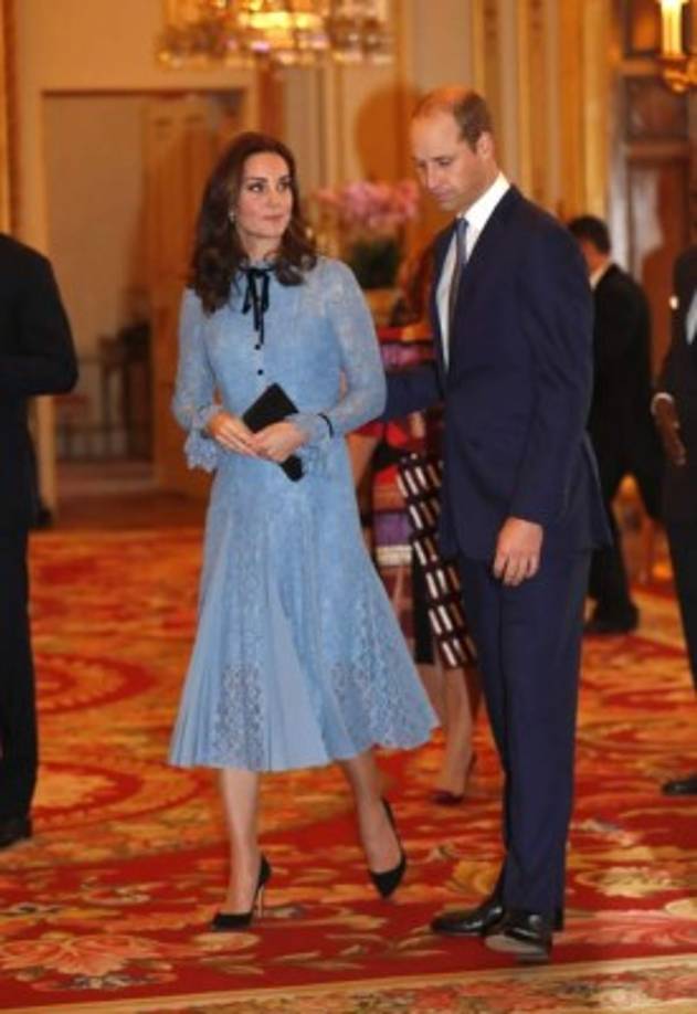 El tono celeste del vestido se complementa a la perfección con el negro. El contraste seguía la línea del estilo barroco. El diseño se completaba con un lazo aterciopelado, stilletos y un bolso de mano a tono.<br/>