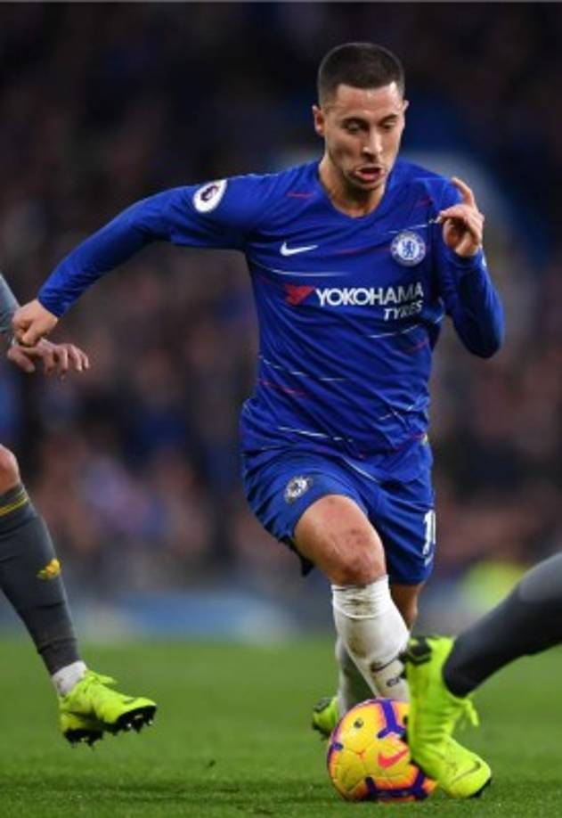 Según Daily Star, el entrono de Eden Hazard cree que ya ha llegado a un acuerdo para firmar su nuevo contrato con el Real Madrid. El periodista británico, Ian McGarry, ha comentado en el programa de Sky Sports, 'Sunday Suplement’, que el sueño del jugador está muy cerca de concretarse, 'algo que está afectando al Chelsea ahora es Eden Hazard. Hay una sensación en el vestuario de que ha llegado a un acuerdo para ir al Real Madrid y esa sería la razón por la que está tan tranquilo acerca de todo y no negocia una ampliación de contrato con el Chelsea. Porque está esperando a ejercer esa opción de marcharse al Madrid'.<br/><br/>Según ha contado Mateo Kovacic, croata cedido por el Real Madrid al Chelsea, en una entrevista para Sky Sports, Hazard le habría preguntado por su situación en el club blanco.