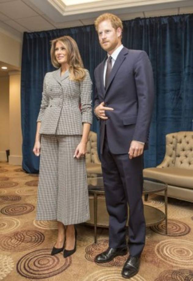 'Lo primero que noté en esta foto es el Príncipe Harry haciendo la señal de los cuernos del diablo. Fue intencional', escribió una usuaria de Twitter.