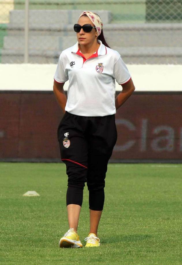 Esta chica acompaña al cuerpo técnico de la Real Sociedad, estuvo en el estadio Carlos Miranda de Comayagua.