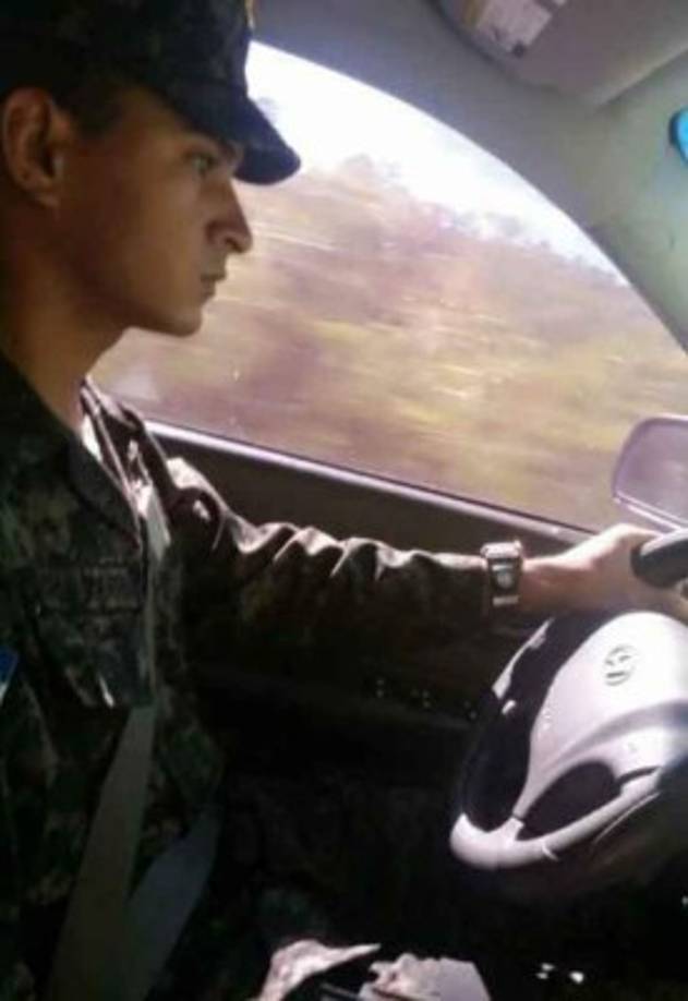 Darwin Chavarria es el subteniente de la Policía Militar de Orden Público que le robó el corazón a Viviana Alvarado Deras, la sexy policía hondureña.