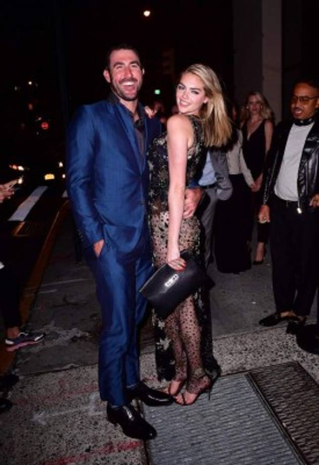 Sin duda que la rubia sabe presumir sus atributos.