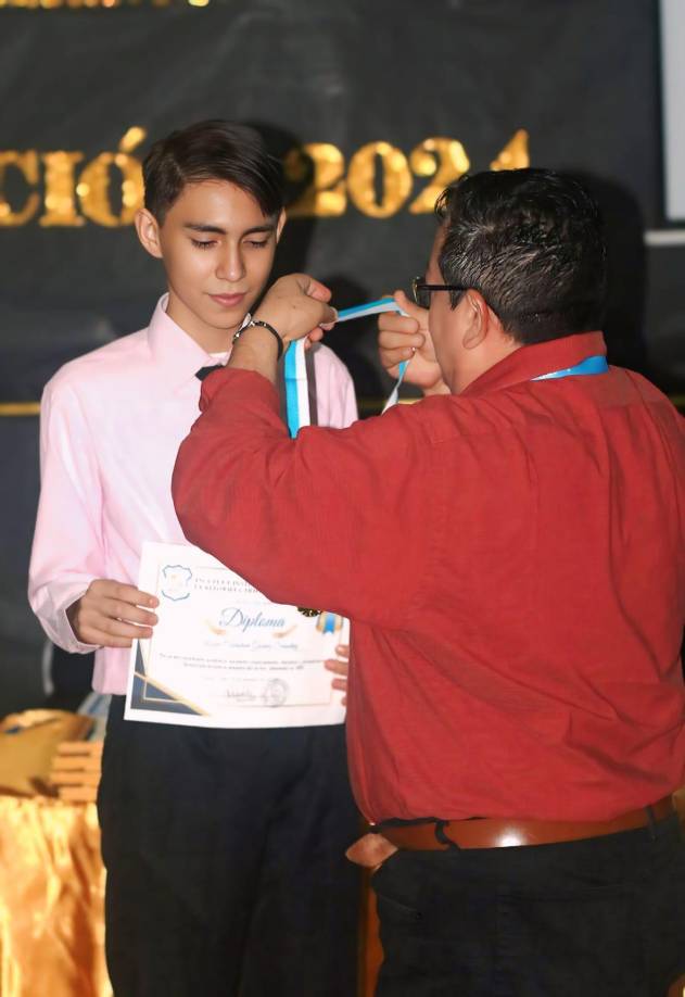 Ibzan Eibrahim Gómez obtuvo su título en bachiller en Ciencias y Humanidades en el instituto La Reforma de la ciudad de Tocoa, Colón, con un índice académico perfecto de 100%.
