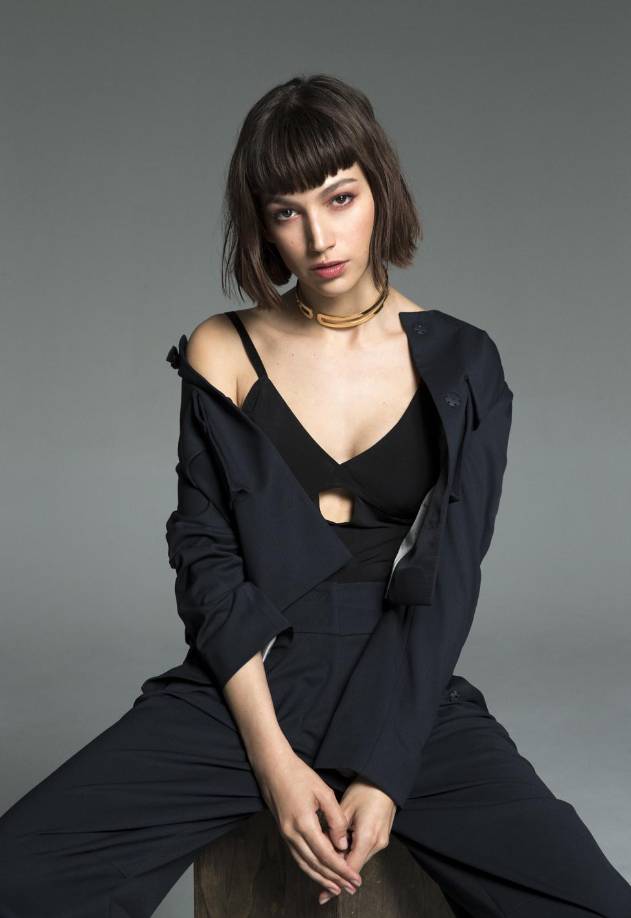 Incluso famosos como Corberó tienen sus propios héroes, y el de ella es Penélope Cruz. En una entrevista , ella revela que admira a la actriz y que aspira a tener una carrera como la de ella algún día. “Ella es mi diosa”, confesó la actriz. 