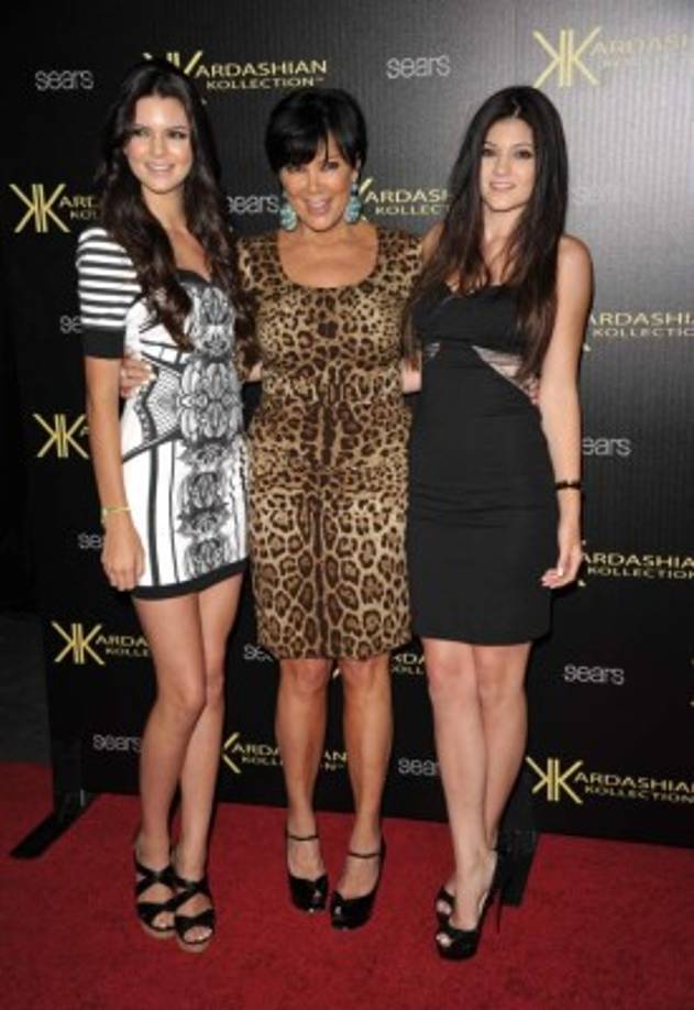 Están muy unidas a su madre Kris Jenner, con quien suelen posar en las alfombras rojas de los eventos a los que asisten.
