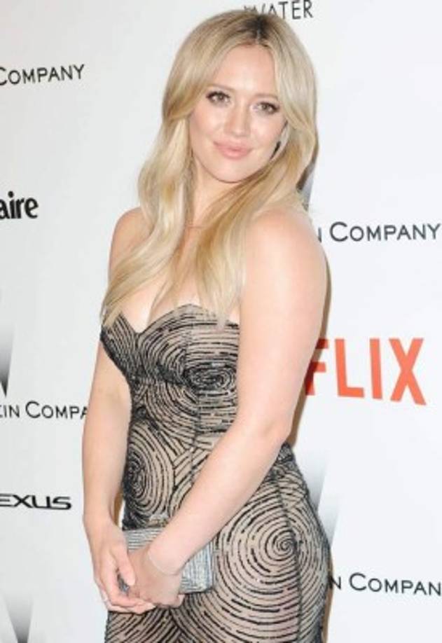 La actriz, cantante, compositora, empresaria, autora y activista humana, Hilary Duff mide 1.55 metros.