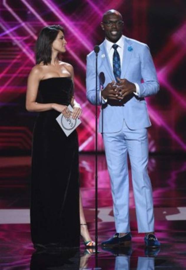 No es la primera vez que Eiza se sube al escenario para entregar un premio. En la pasada ceremonia de los Oscars entregó los trofeos a la Mejor edición y mezcla de sonido.