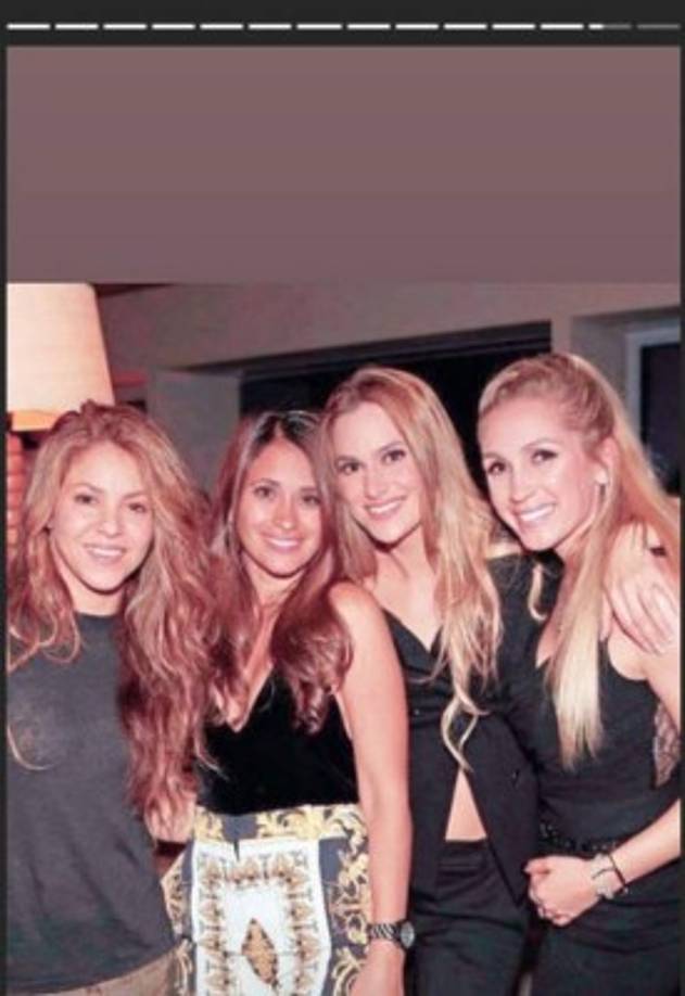 Shakira junto a Antonella y las chicas de Busquets y Luis Suárez.