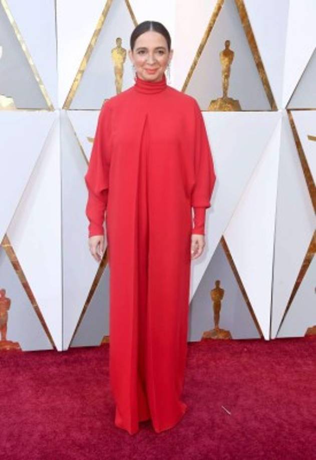Maya Rudolph pasó desapercibida por la alfombra roja, su look no fue uno de los mejores.