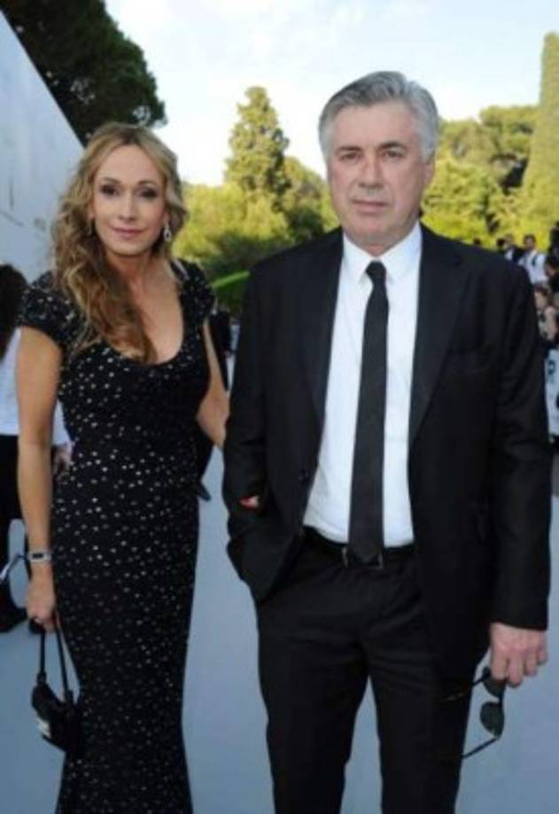La pareja se conoció en Londres, cuando Ancelotti era técnico del Chelsea, y ella lo ha acompañó después a París, cuando dirigió al PSG. Ahora están en Múnich.