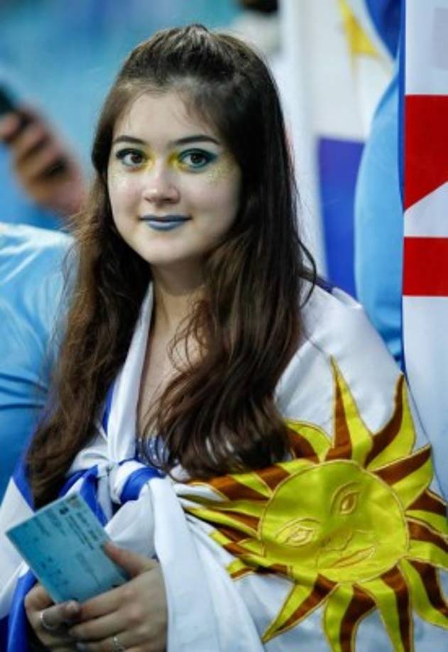 Las aficionadas uruguayas han llegado al estadio Olímpico de Sochi para apoyar a su selección ante Portugal.
