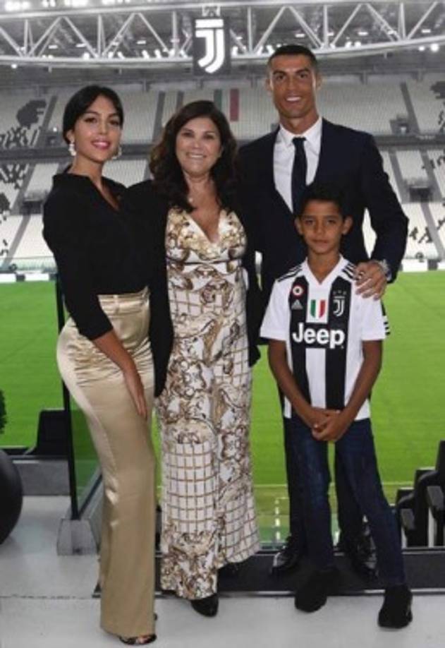 Tras posar sonrientes ante los medios en la presentación oficial de CR7, Dolores y Georgina no pudieron ocultar más sus desencuentros.