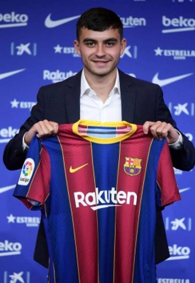 Pedro González López, 'Pedri', ya ha firmado contrato como nuevo jugador del FC Barcelona y ha sido presentado en el Camp Nou. El centrocampista español tiene 17 años, cumplirá 18 en noviembre y fue fichado cuando sólo tenía 16, pero se quedó cedido en la UD Las Palmas. Costó 5 millones de euros fijos, aunque si se cumplen todas las variables, su club podría percibir hasta 25 'kilos'. En sus primeras declaraciones ha dicho: 'Tengo ganas de crecer en el Barça y jugar junto a los mejores'.