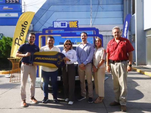 Representantes de UNO, la gasolinera UNO Bulevar Morazán y el ganador del segundo vehículo de la promoción “UNO te une a la fiesta del fútbol”.