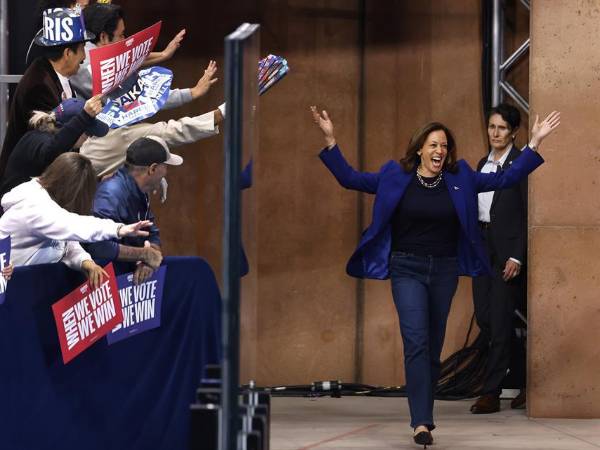 Los candidatos del Partido Demócrata a la Presidencia de Estados Unidos llevan cuatro elecciones consecutivas ganadas en Nevada, algo que puede parecer una ventaja, pero que no permite a la vicepresidenta Kamala Harris descuidar un posible avance del expresidente Donald Trump en este estado “bisagra”.